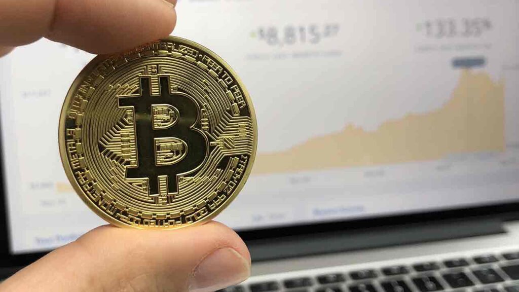 Pildilon näppude vahle hoitav bitcoini münt, mis illustreerib teemat: 60% bitcoinidest pole liikunud vähemalt aasta