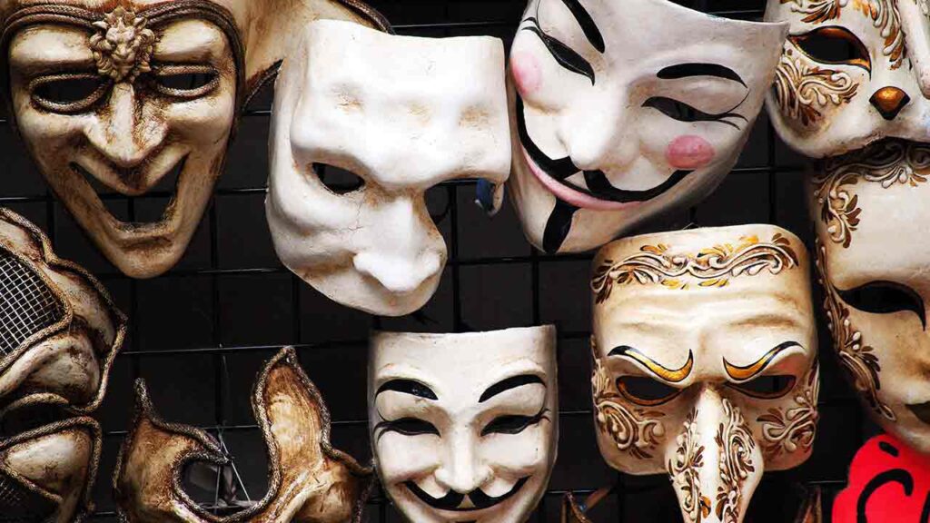 Pildil on erinevad maskid, mis illustreerivad küsimust, kes on bitcoini looja
