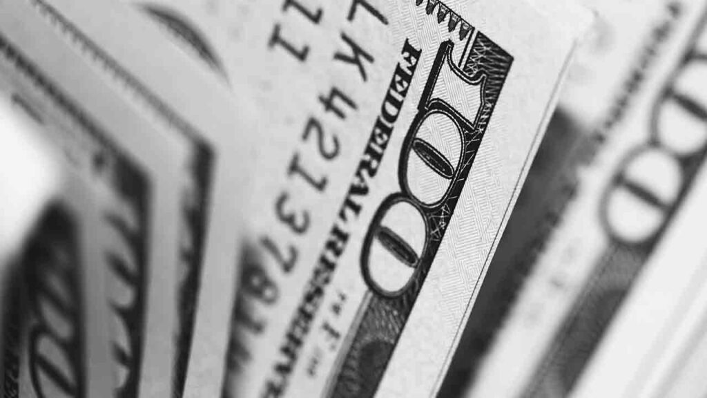 Pildil on Ameerika dollarid, mis illustreerivad teemat: Raha trükkimine, millel ei paista lõppu olevat