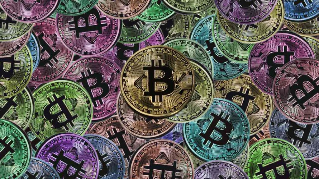 Pildil on eri värvi bitcoini mündid, mis illustreerivad teemat: bitcoini tehingutasud tõusevad mühinal