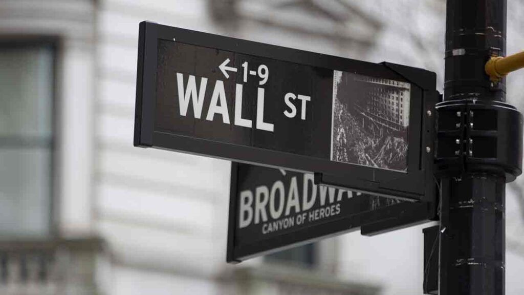 Pildil on Wall Street tänava silt, mis illustreerib teemat: Wall Street ostab bitcoini, märgid näitavad