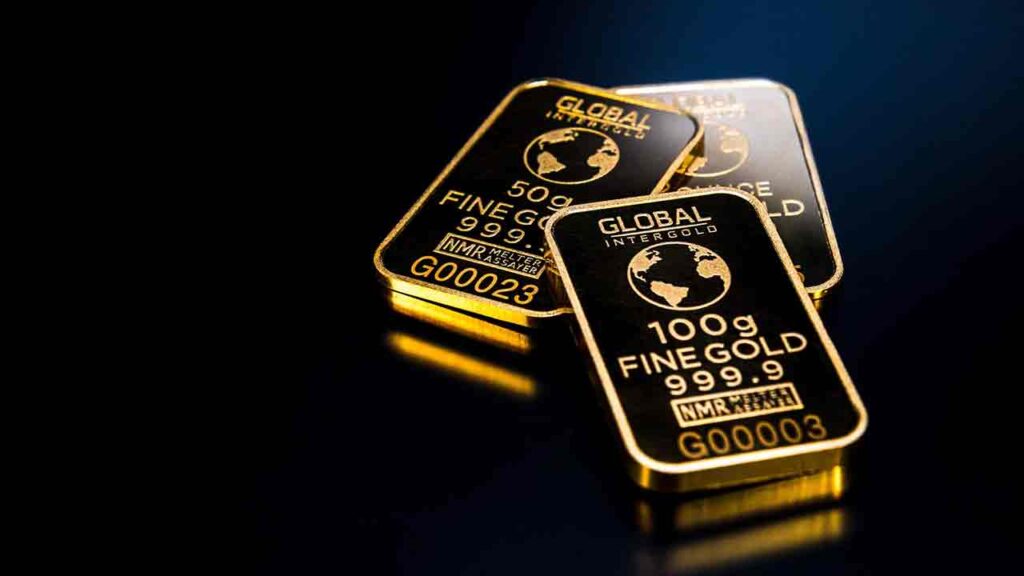 Pildil on kullaplaadid, mis illustreerib teemat: Kuld liigub ülesmäge, bitcoin külgsuunas