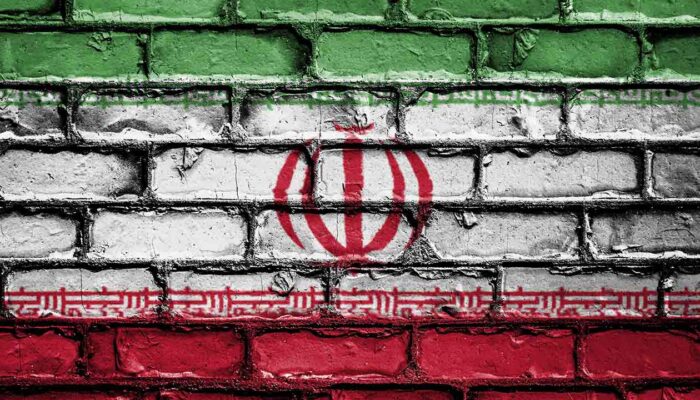 Pildil on seinale maalitud Iraani lipp, mis illustreerib teemat: Iraan soosib krüpto kaevandamist