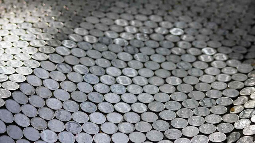 Pildil on vermitud mündid, mis illustreerib teemat Kui suur on ringluses oleva Ethereumi kogus?