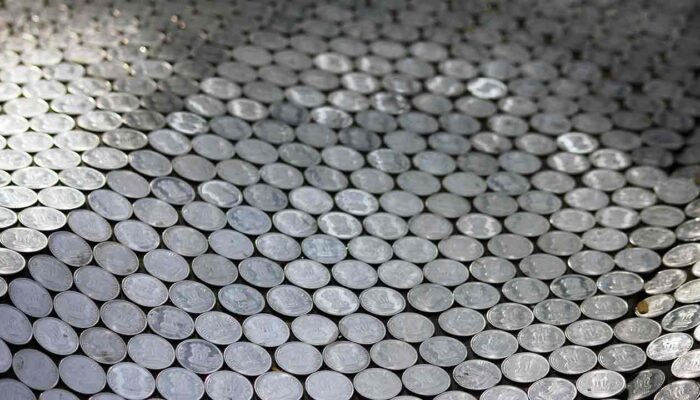 Pildil on vermitud mündid, mis illustreerib teemat Kui suur on ringluses oleva Ethereumi kogus?