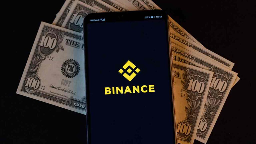 Pildil on Binance logoga telefon ning sularaha, mis illustreerib teemat Binance Labs käivitab uue Web3 fondi