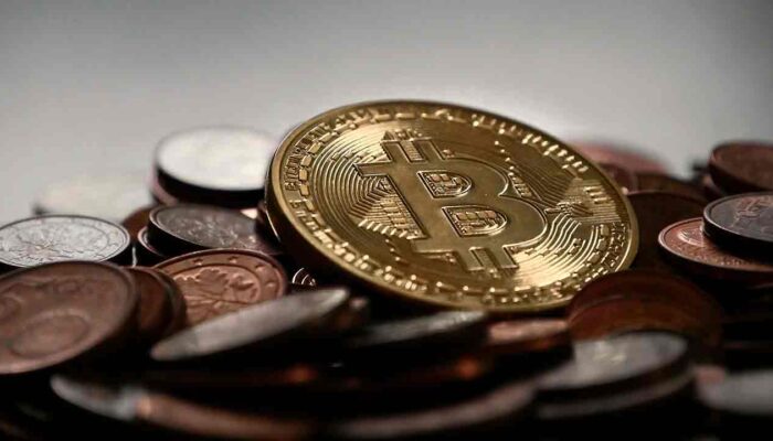 Pildil on müntide peal lebav bitcoin, mis illustreerib teemat MicroStrategy on ostnud $425 miljoni eest bitcoine