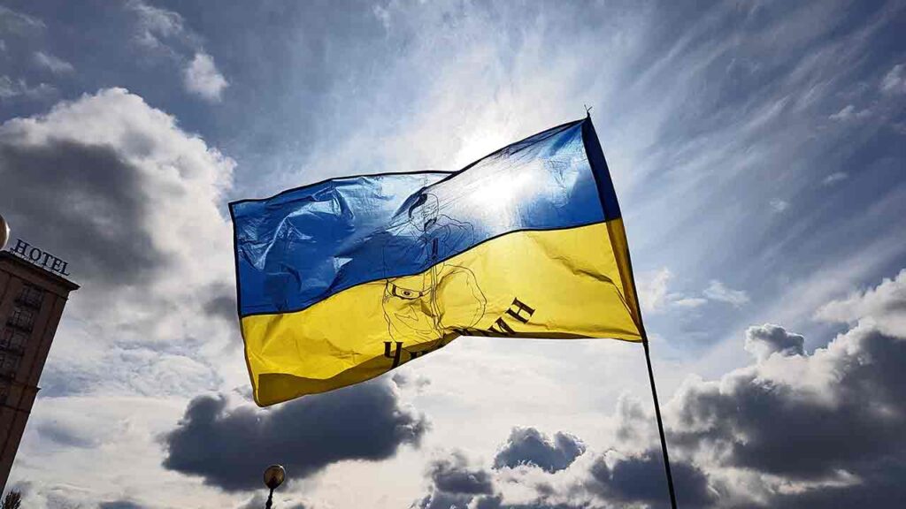 Pildil on Ukraina lipp, mis illustreerib teemat Krüpto adaptsiooni juhib Ukraina