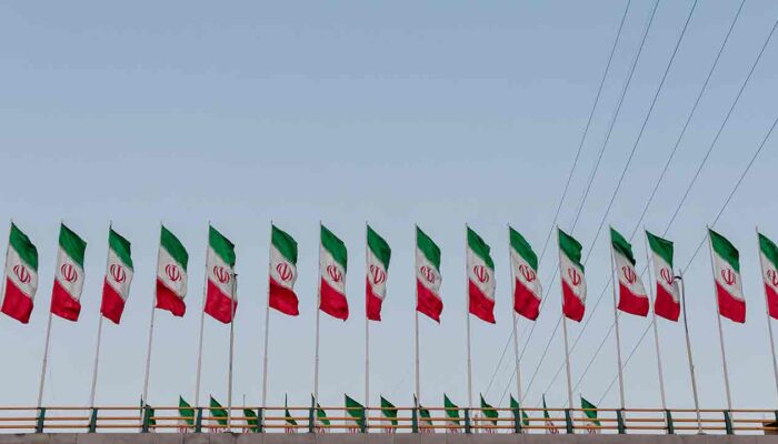 Pildil on Iraani lipud, mis illustreerib teemat Iraani keskpank ostab krüptoraha