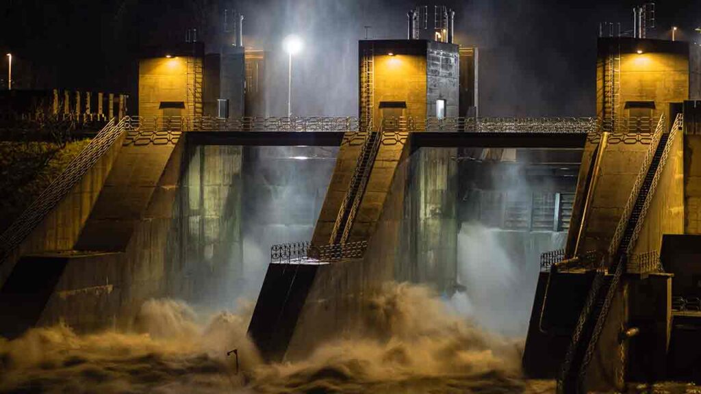Pildil on hüdroelektrijaama tamm, mis illustreerib teemat Vihmaperioodi lõpp kärbib bitcoini kaevandamist