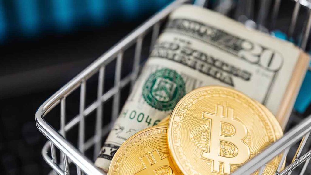 Pildil on Bitcoin ja USA dollarite pakk, mis illustreerib teemat Bitcoin $34 000, Dogecoin päevaga üle 100%