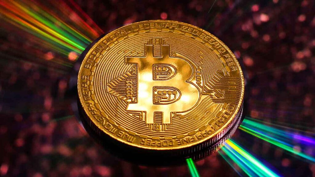 Pildil on Bitcoini münt, mis illustreerib teemat Bitcoini turukapital on triljon dollarit