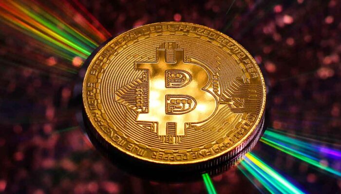 Pildil on Bitcoini münt, mis illustreerib teemat Bitcoini turukapital on triljon dollarit