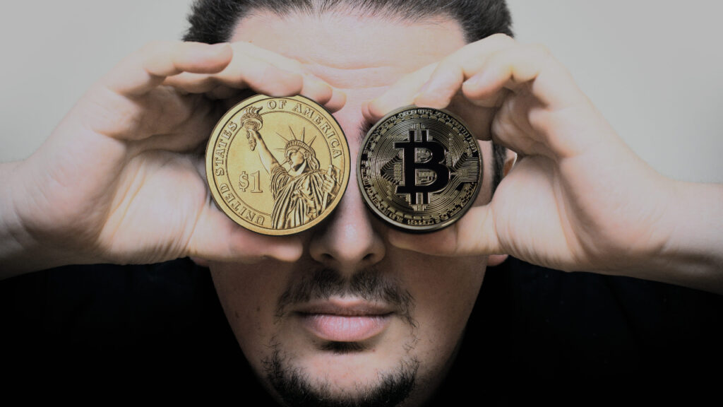 Pildil on dollar ja bitcoin illustreerides artikli teemat