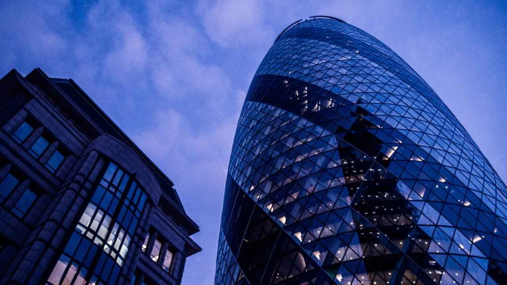 Pildil on Londoni hooned, mis illustreerivad teemat